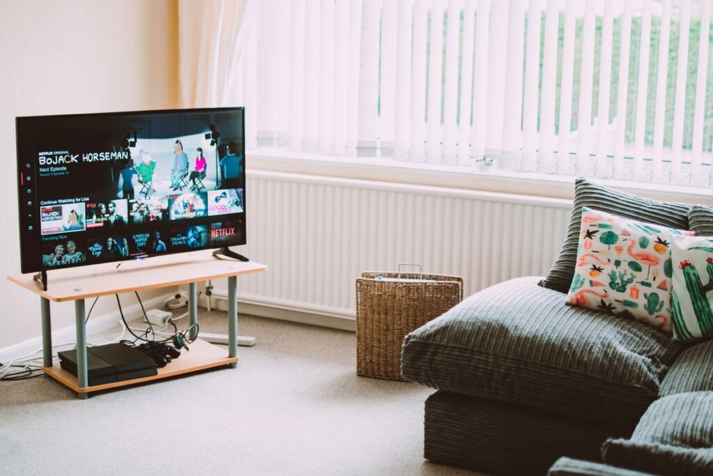 Smart TV ligada com aplicativos de streaming na tela