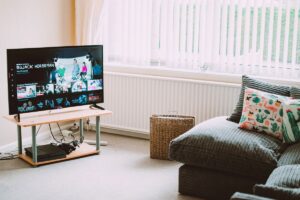 Smart TV ligada com aplicativos de streaming na tela