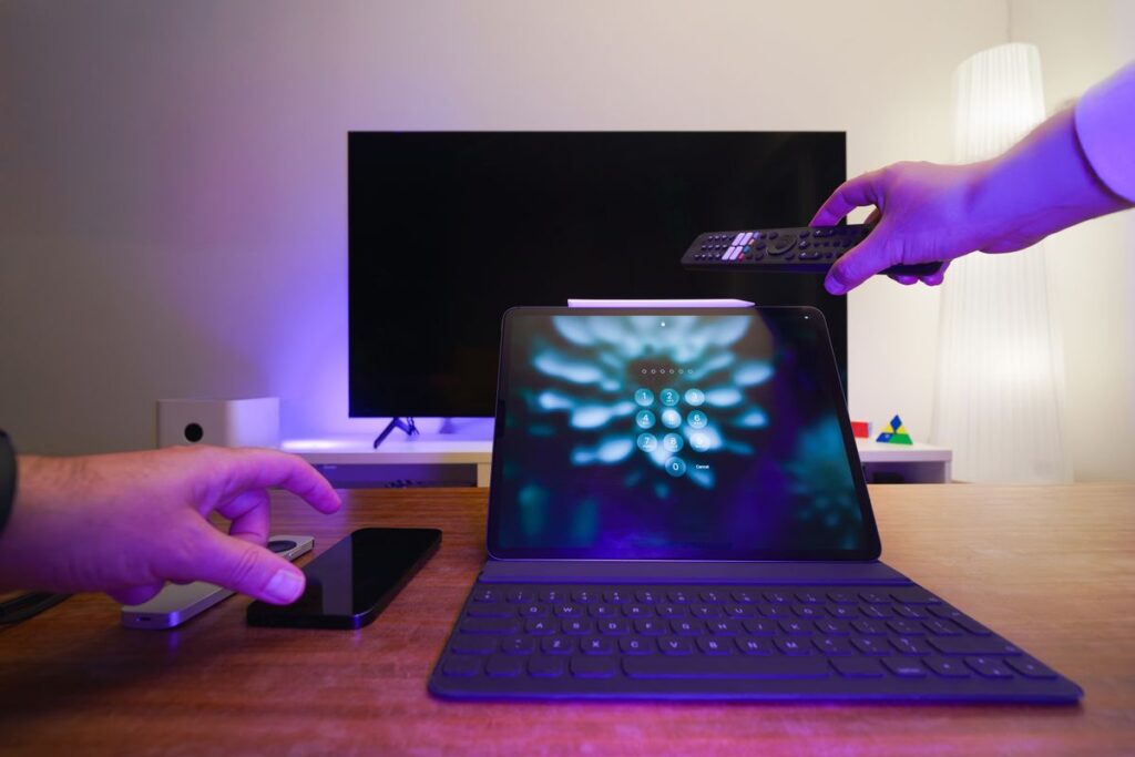 Sala de estar moderna com TV, tablet e smartphone conectados