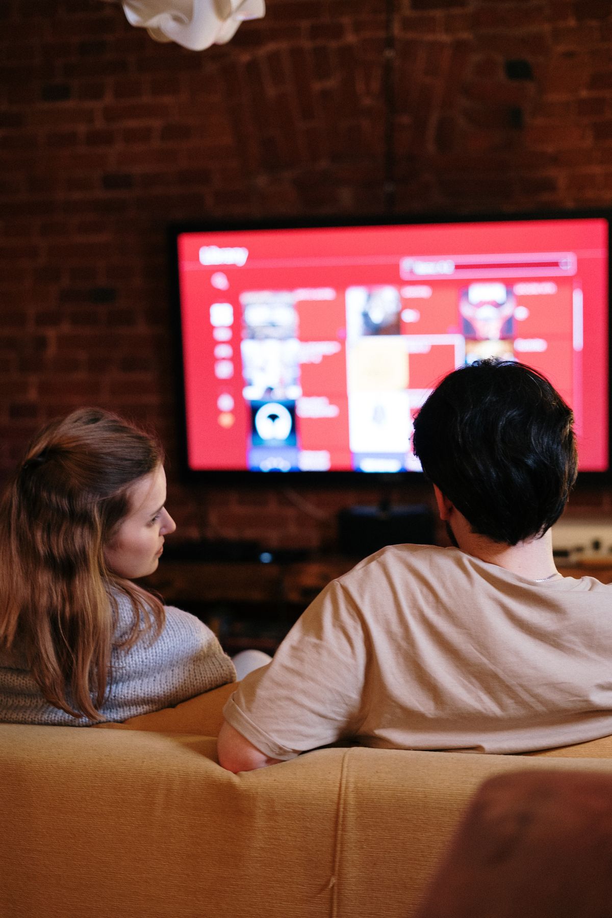 Smart TV moderna exibindo filme em uma sala de estar